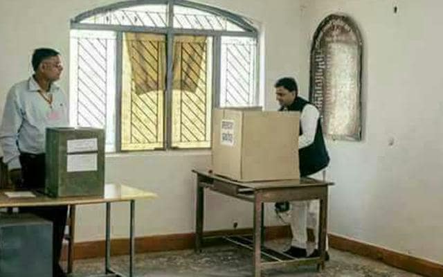 Chief minister Akhilesh Yadav casts his vote. (HT Photo) Chief minister Akhilesh Yadav casts his vote. (HT Photo)