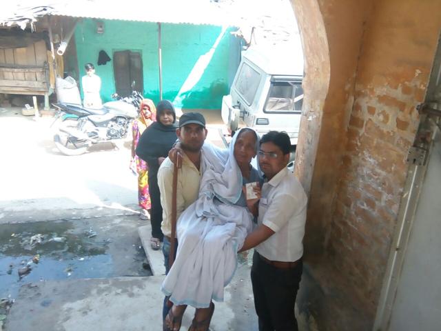 An elderly being taken to a polling booth. (HT Photo) An elderly being taken to a polling booth. (HT Photo)