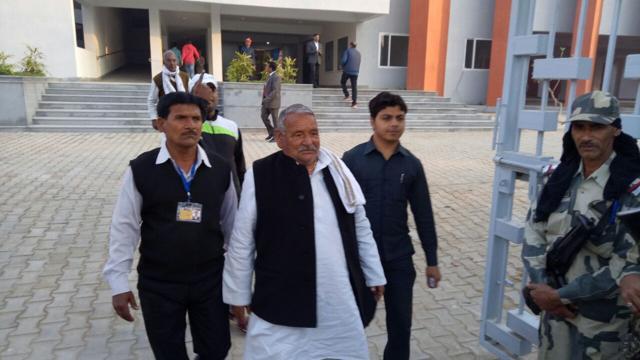 Abhay Ram Singh Yadav arrives to vote. (HT Photo) Abhay Ram Singh Yadav arrives to vote. (HT Photo)
