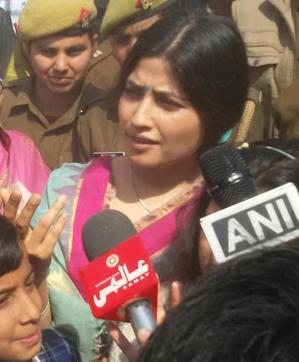 Samajwadi Party MP Dimple yadav arrives to cast her vote in Saifai. (HT Photo) Samajwadi Party MP Dimple yadav arrives to cast her vote in Saifai. (HT Photo)