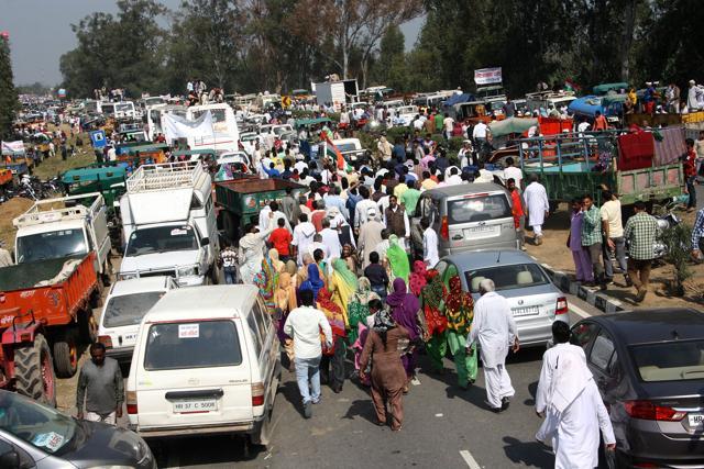 Traffic jam near the dharna site at Jassia village in Rohtak district on Sunday. (Manoj Dhaka/HT Photo) Traffic jam near the dharna site at Jassia village in Rohtak district on Sunday. (Manoj Dhaka/HT Photo)