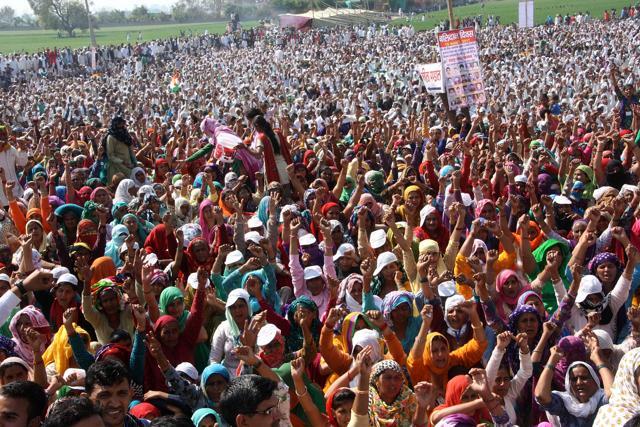 Protesters at dharna site at Jassia village in Rohtak district on Sunday. (Manoj Dhaka/HT Photo) Protesters at dharna site at Jassia village in Rohtak district on Sunday. (Manoj Dhaka/HT Photo)