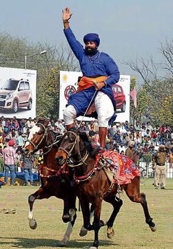 A Nihang performing a stunt on the concluding day of the rural sports festival at Kila Raipur in Ludhiana on Sunday. (JS Grewal/Hindustan Times) A Nihang performing a stunt on the concluding day of the rural sports festival at Kila Raipur in Ludhiana on Sunday. (JS Grewal/Hindustan Times)