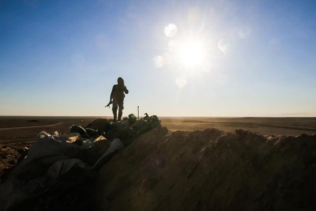 A fighter of the Hashed al-Shaabi (Popular Mobilisation) paramilitaries stands guard by defensive positions near the frontline village of Ayn al-Hisan, on the outskirts of Tal Afar west of Mosul. (AFP File Photo) A fighter of the Hashed al-Shaabi (Popular Mobilisation) paramilitaries stands guard by defensive positions near the frontline village of Ayn al-Hisan, on the outskirts of Tal Afar west of Mosul. (AFP File Photo)