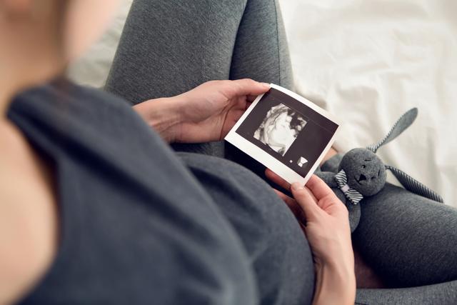 From the 13th week of pregnancy, unborn children prefer to suck either their right or their left thumb. Another study had shown that unborn children carry out asymmetric hand movements just as early as that. (Shutterstock) From the 13th week of pregnancy, unborn children prefer to suck either their right or their left thumb. Another study had shown that unborn children carry out asymmetric hand movements just as early as that. (Shutterstock)