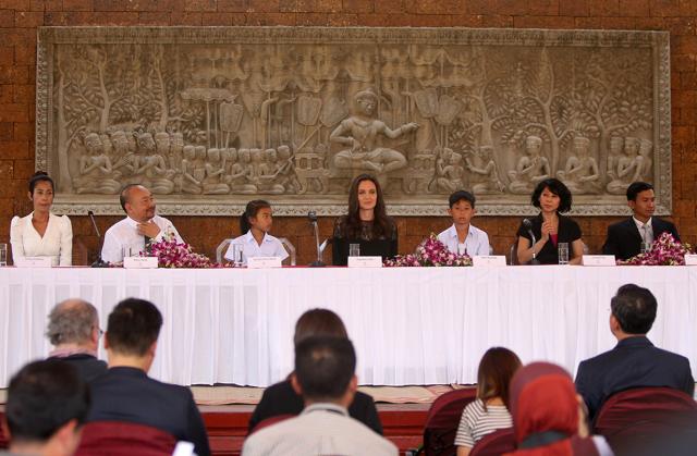 Actor Angelina Jolie (C) attends a news conference at a hotel in Siem Reap province, Cambodia. (REUTERS) Actor Angelina Jolie (C) attends a news conference at a hotel in Siem Reap province, Cambodia. (REUTERS)