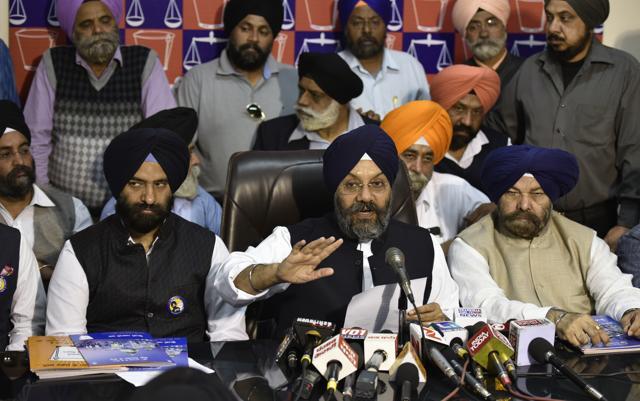 (left) Delhi Sikh Gurdwara Management Committee (DSGMC) general secretary Manjinder Singh Sirsa and (centre) DSGMC incumbent president Manjit Singh GK talking to media while releasing the new manifesto of DSGMC for upcoming election in New Delhi on Monday. (Raj K Raj/HT PHOTO) (left) Delhi Sikh Gurdwara Management Committee (DSGMC) general secretary Manjinder Singh Sirsa and (centre) DSGMC incumbent president Manjit Singh GK talking to media while releasing the new manifesto of DSGMC for upcoming election in New Delhi on Monday. (Raj K Raj/HT PHOTO)