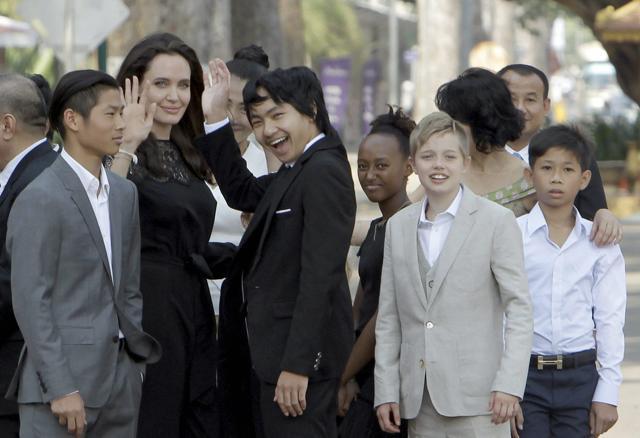 SIEM REAP: Hollywood actress Angelina Jolie, second from left, waves with her adopted children Pax (left), Maddox (centre), Zahara (third from right), and Shiloh (second from right), while they wait to meet Cambodia's King Norodom Sihamoni in Siem Reap province, Cambodia. (AP)