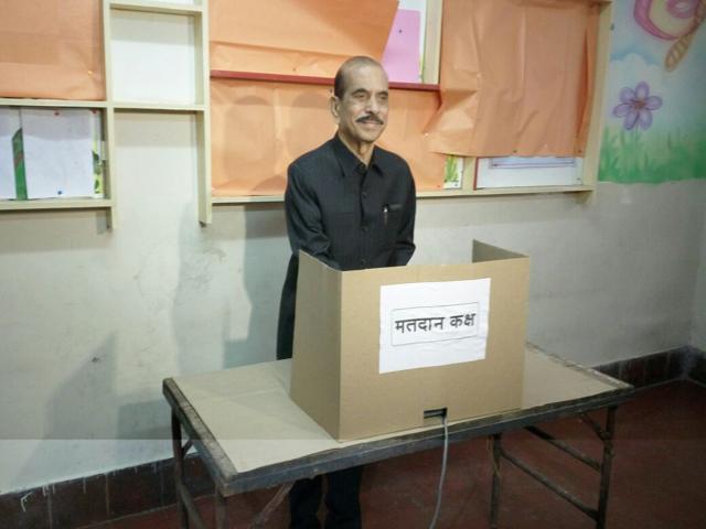 Shiv Sena’s Manohar Joshi casts his vote at a polling booth in Shivaji Park. (Vijayanand Gupta/HT) Shiv Sena’s Manohar Joshi casts his vote at a polling booth in Shivaji Park. (Vijayanand Gupta/HT)