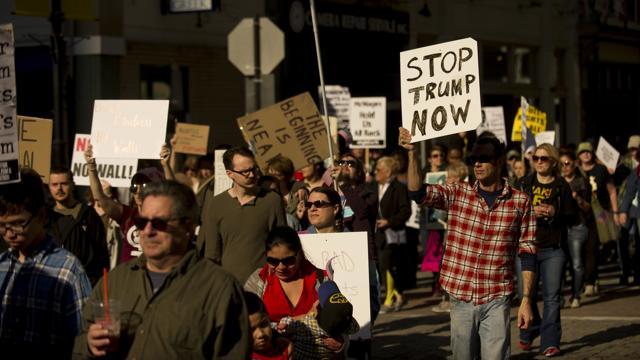 Roughly 100 anti-Trump protesters demonstrate peacefully in Market Square, in Pittsburgh, Pennsylvania. (AFP Photo) Roughly 100 anti-Trump protesters demonstrate peacefully in Market Square, in Pittsburgh, Pennsylvania. (AFP Photo)