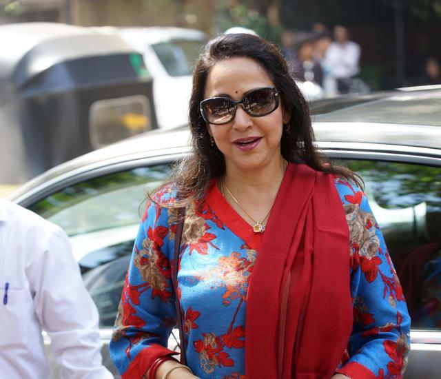 Hema Malini arrives to cast her vote at St Joseph’s High School, Juhu in Mumbai on Tuesday. (Prodip Guha/HT Photo) Hema Malini arrives to cast her vote at St Joseph’s High School, Juhu in Mumbai on Tuesday. (Prodip Guha/HT Photo)