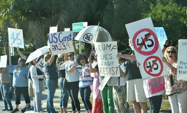 Demonstrators protest against US President Donald Trump in Palm Beach, Florida. (AFP Photo) Demonstrators protest against US President Donald Trump in Palm Beach, Florida. (AFP Photo)