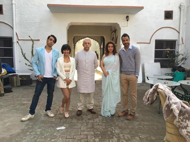 Sayani poses with Naseeruddin Shah, Tisca Chopra and her co-actors from Hungry. Sayani poses with Naseeruddin Shah, Tisca Chopra and her co-actors from Hungry.