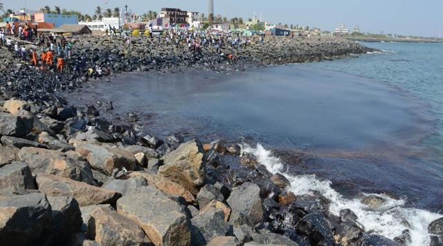 The visible sludge of oil along the coastline at Ernavoor, north Chennai. (V Srinivasulu/HT Photo) The visible sludge of oil along the coastline at Ernavoor, north Chennai. (V Srinivasulu/HT Photo)
