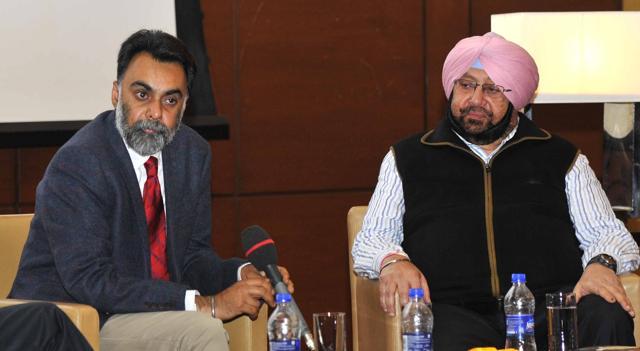 Biographer Khushwant Singh with Capt Amarinder Singh. (Keshav Singh/HT) Biographer Khushwant Singh with Capt Amarinder Singh. (Keshav Singh/HT)