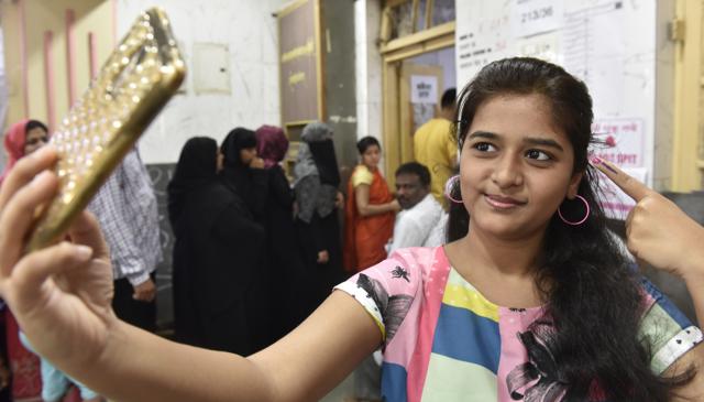 A first-time voter takes a selfie. (Anshuman Poyrekar/HT PHOTO)