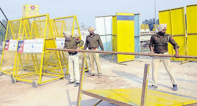 The government has barricaded roads, brick-walled bridges and deployed around 2,000 security personnel. (Bharat Bhushan/HT Photo) The government has barricaded roads, brick-walled bridges and deployed around 2,000 security personnel. (Bharat Bhushan/HT Photo)