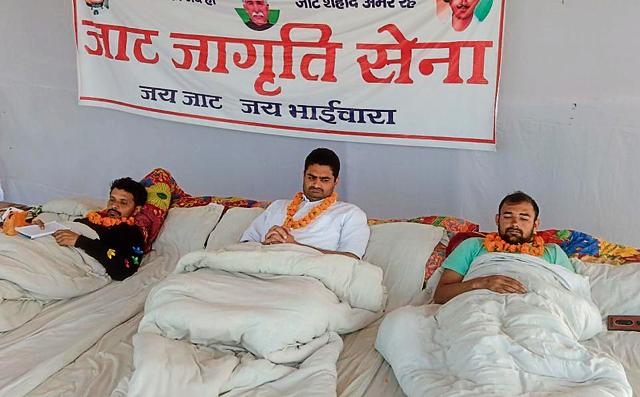 Rahul Dadu sitting on a hunger strike (centre) in Rohtak. He was booked by police on Thursday for promoting enmity and public mischief. (Manoj Dhaka/HT) Rahul Dadu sitting on a hunger strike (centre) in Rohtak. He was booked by police on Thursday for promoting enmity and public mischief. (Manoj Dhaka/HT)