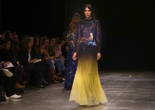 Shimmer and sparkle come to elegant gowns. (NYT) Shimmer and sparkle come to elegant gowns. (NYT)