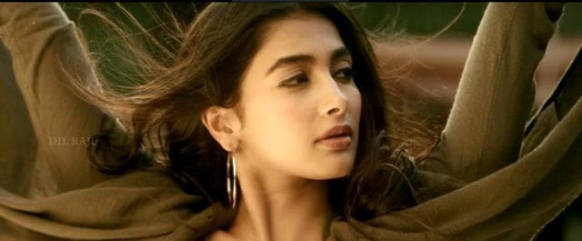 The perfect temptress... Pooja Hegde in DJ Duvvada Jagannadham.