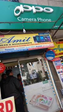 The board of a mobile shop was damaged in the stone pelting. (HT Photo) The board of a mobile shop was damaged in the stone pelting. (HT Photo)