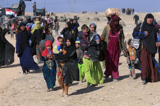 Displaced Iraqis flee their homes during a battle with Islamic State militants in the district of Maamoun in western Mosul. (Reuters Photo) Displaced Iraqis flee their homes during a battle with Islamic State militants in the district of Maamoun in western Mosul. (Reuters Photo)
