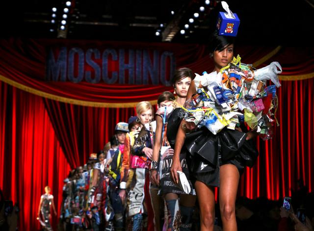 Models parade at the end of Moschino's Autumn/Winter 2017 women's collection during Milan Fashion Week in Milan, Italy, February 23, 2017. (REUTERS) Models parade at the end of Moschino's Autumn/Winter 2017 women's collection during Milan Fashion Week in Milan, Italy, February 23, 2017. (REUTERS)