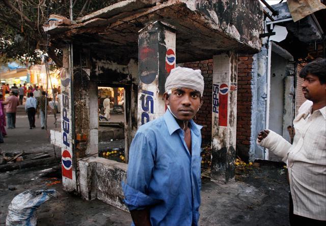 A bomb blast ripped through a crowded Sarojini Nagar market in Delhi on October 29. (Photo: Ajay Aggarwal / HT) A bomb blast ripped through a crowded Sarojini Nagar market in Delhi on October 29. (Photo: Ajay Aggarwal / HT)