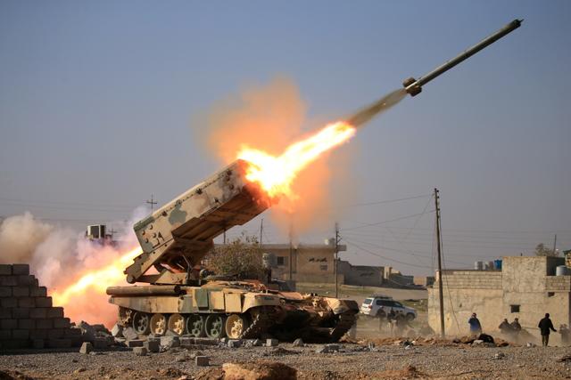 Iraqi army launch a rocket towards Islamic State militants near Ghozlani military complex, south of Mosul. (Reuters Photo) Iraqi army launch a rocket towards Islamic State militants near Ghozlani military complex, south of Mosul. (Reuters Photo)