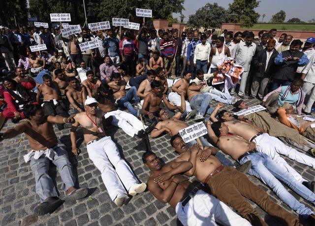 MCD workers protest in New Delhi on Thursday. (Sonu Mehta/HT PHOTO) MCD workers protest in New Delhi on Thursday. (Sonu Mehta/HT PHOTO)