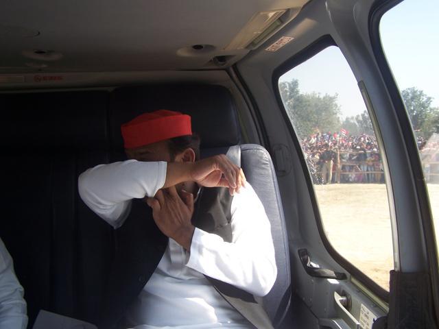Chief minister Akhilesh Yadav wipes his eyes with his kurta sleeves after a day of hectic campaigning on Friday. (Pankaj Jaiswal/ HT Photo) Chief minister Akhilesh Yadav wipes his eyes with his kurta sleeves after a day of hectic campaigning on Friday. (Pankaj Jaiswal/ HT Photo)