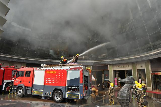 Firefighters try to put out a fire at HNA Hotel in Nanchang, Jiangxi province, February 25, 2017. (Reuters)