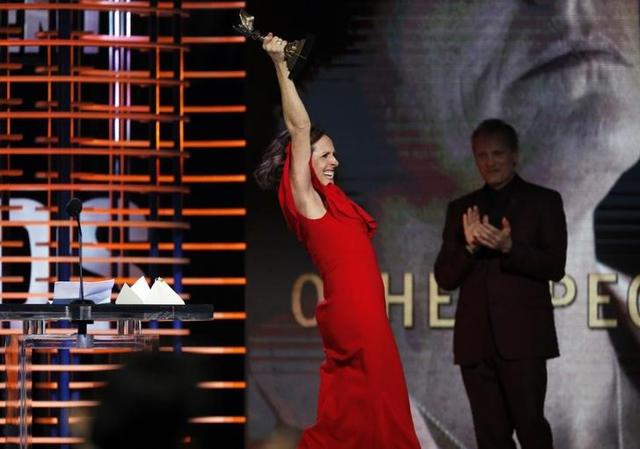 Molly Shannon accepts her award for Best Supporting Female for Other People from presenter Viggo Mortensen during the 2017 Film Independent Spirit Awards in Santa Monica. Molly Shannon accepts her award for Best Supporting Female for Other People from presenter Viggo Mortensen during the 2017 Film Independent Spirit Awards in Santa Monica.