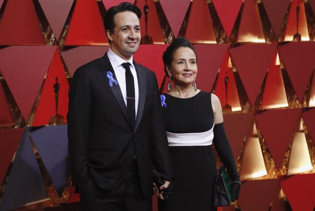 89th Academy Awards - Oscars Red Carpet Arrivals - Hollywood, California, U.S. - 26/02/17 - Actor Lin-Manuel Miranda and his mother Luz Towns-Miranda pose on the red carpet. (REUTERS Photo)