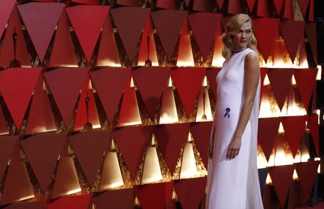 89th Academy Awards - Oscars Red Carpet Arrivals - Hollywood, California, U.S. - 26/02/17 - Model Karlie Kloss wearing a white cape gown by Stella McCartney. REUTERS/Mario Anzuoni (REUTERS Photo)