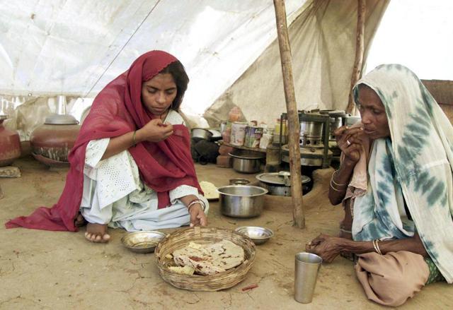 An Indian Muslim prepares a meal at a refugee camp in Sabarkantha district, 150 kms south of Ahmedabad, Gujarat, February 27, 2003. (REUTERS) An Indian Muslim prepares a meal at a refugee camp in Sabarkantha district, 150 kms south of Ahmedabad, Gujarat, February 27, 2003. (REUTERS)