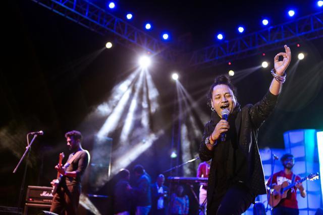 Kailash Kher sang songs like Teri Deewani and Joban Chalke for the crowds at the fest. Kailash Kher sang songs like Teri Deewani and Joban Chalke for the crowds at the fest.