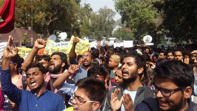 Students from various Delhi University colleges sing ‘Hum honge kaamyaab’ during a protest march at Khalsa College . (Raj K Raj / HT Photo) Students from various Delhi University colleges sing ‘Hum honge kaamyaab’ during a protest march at Khalsa College . (Raj K Raj / HT Photo)