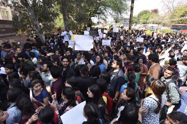 Students shout slogans against the ABVP at Khalsa College. (Raj K Raj / HT Photo) Students shout slogans against the ABVP at Khalsa College. (Raj K Raj / HT Photo)