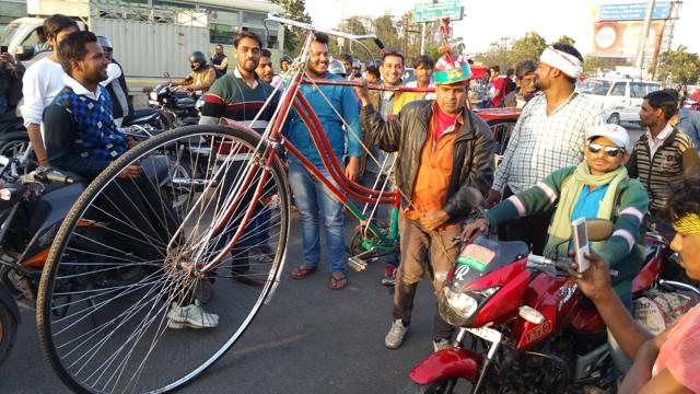 Onlookers gather to meet Sher Khan and look at his cycle during his yatra. (Oliver Fredrick/ HT Photo) Onlookers gather to meet Sher Khan and look at his cycle during his yatra. (Oliver Fredrick/ HT Photo)
