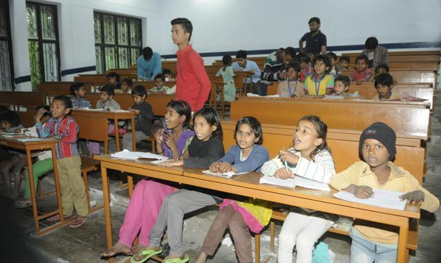 Students of the Institute of Engineering and Technology (IET), Lucknow, have engineered a plan to give slum kids a better tomorrow and have been working very hard on it for the last two years. (Deepak Gupta/HT photo) Students of the Institute of Engineering and Technology (IET), Lucknow, have engineered a plan to give slum kids a better tomorrow and have been working very hard on it for the last two years. (Deepak Gupta/HT photo)