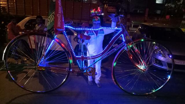 Sher Mohammed Khan and his unique bicycle, which is 12 feet long and 6 feet tall, also has lights. (Oliver Fredrick/ HT Photo) Sher Mohammed Khan and his unique bicycle, which is 12 feet long and 6 feet tall, also has lights. (Oliver Fredrick/ HT Photo)