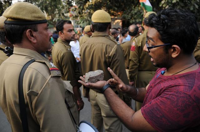 The protest turned violent and a massive clash took place between students near Maurice Nagar police station. (Burhaan Kinu/HT PHOTO) The protest turned violent and a massive clash took place between students near Maurice Nagar police station. (Burhaan Kinu/HT PHOTO)