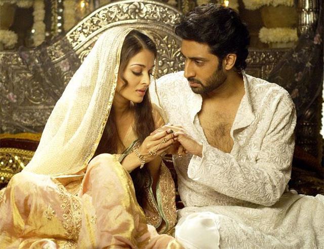 Aishwarya and Abhishek in a still from Umrao Jaan.