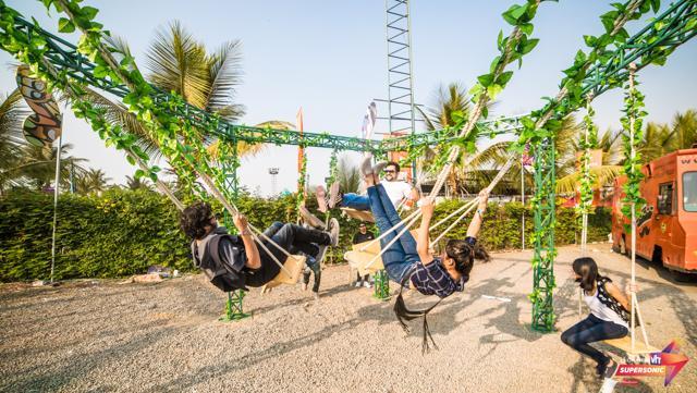 Festival attendees having a go at the swings. (Photo courtesy: Vh1 Supersonic) Festival attendees having a go at the swings. (Photo courtesy: Vh1 Supersonic)