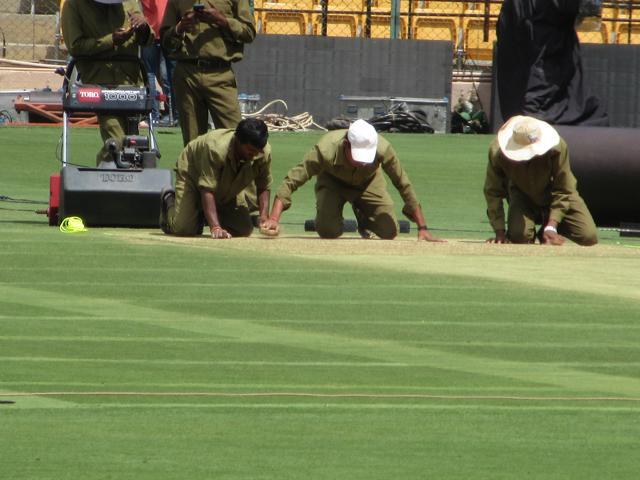 Groundsmen at work at Bangalore’s Chinnaswamy Stadium on Thursday. (HT Photo/N. Ananthanarayanan)