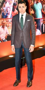 Green, blue and gray together — Imran Khan shows how it’s done. (Yogen Shah) Green, blue and gray together — Imran Khan shows how it’s done. (Yogen Shah)