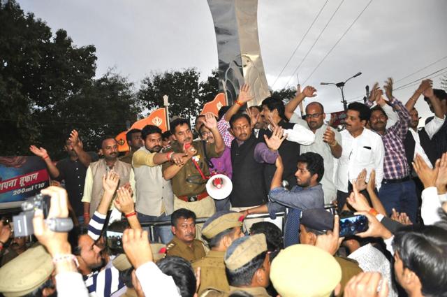 A police official tries to pacify the crowd in Lakhimpur Kheri after the clash. (HT Photo) A police official tries to pacify the crowd in Lakhimpur Kheri after the clash. (HT Photo)