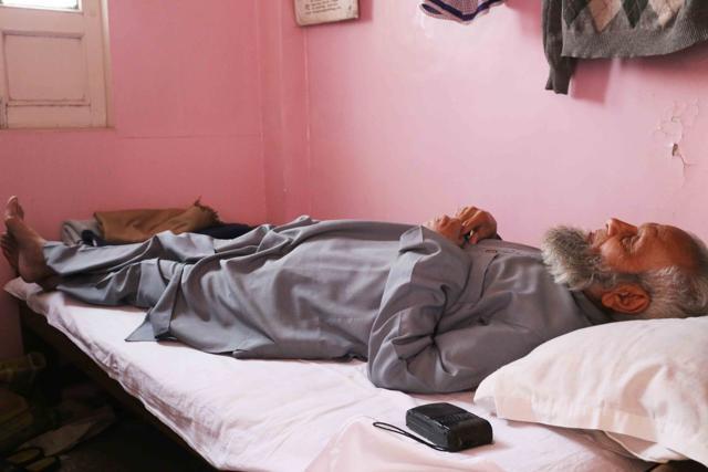 Dehlavi has a small pink-walled room in the Haji Hotel; the room’s only window faces the monument. Here the bearded poet spends his radio hours. Dehlavi has a small pink-walled room in the Haji Hotel; the room’s only window faces the monument. Here the bearded poet spends his radio hours.