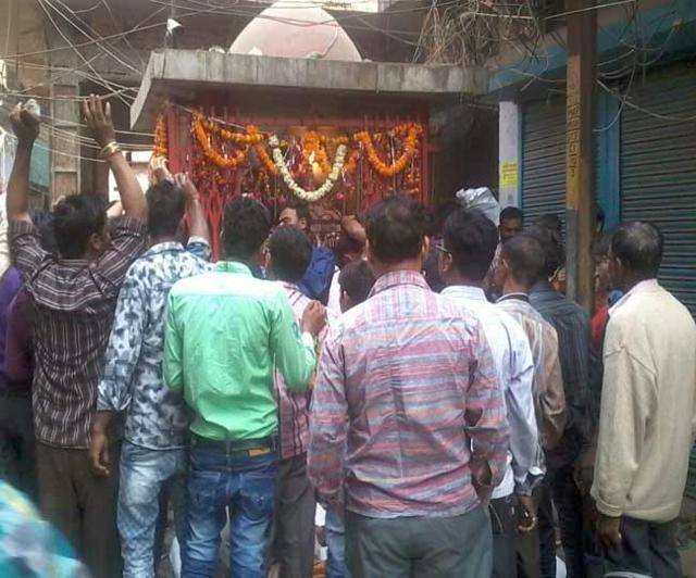 People throng the temple to see the idol. (HT Photo) People throng the temple to see the idol. (HT Photo)